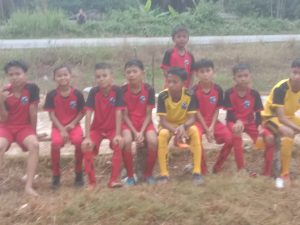 Bapak Gojali Sebagai Pembimbing Pelatihan Sepak Bola Kaki Di Km 17 Manggala Sintong Makmur.