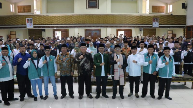 KH. Sofyan Yahya, “Para jamaah haji dan petugas haji wajib bersyukur, dan berterimakasih kepada Bupati dan Kakan Kemenag”