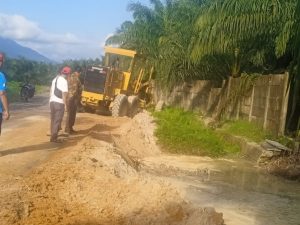 Camat sirandorung Panuturi simatupang meninjau langsung penimbunan jalan Amblas yang di lakukan oleh Pihak PT. Nauli sawit 