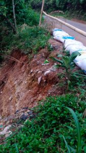 DINAS PUPR KAB CIANJUR BELUM MENGATASI TANAH JALAN AMRUK