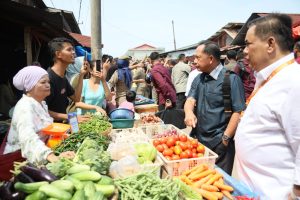 Mendagri Tito Interaksi dengan Pedagang, Cek Harga di Pasar Senggol Dumai