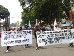 Aksi Demo Aktivis Anak Bangsa Dan LAKRI  Geruduk Kampus UPI Terkait Dugaan Tindak Pidana Korupsi Para Pejabat UPI