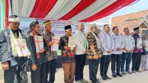 Wakil Menteri ATR/BPN RI Serahkan Sertifikat Redistribusi Tanah Desa Nunuk Baru dan Cengal Kab. Majalengka