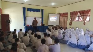 Bhabinkamtibmas Polres Rohil Sosialisasi penerimaan AKPOL, SIPSS, BINTARA, TAMTAMA T.A 2025, di SMAN 4 Tanah Putih, Ujung Tanjung