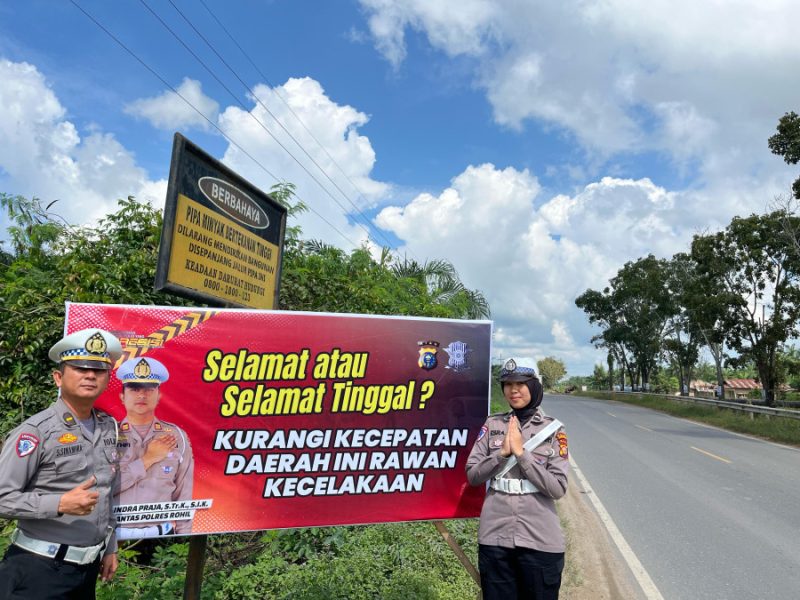 Agar Lalin Lancar Satlantas Polres Rohil Pasang Spanduk Keselamatan