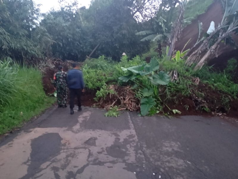 Longsor di Pangalengan Tutup Akses Jalan Raya, Polisi Lakukan Penanganan Cepat