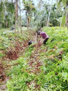 Peduli Lingkungan, Pemerintah Desa Teluk Lancar Melaksanakan Kegiatan Gotong Royong Masal