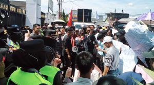 Ratusan Masa Relawan Silampari Gelar Aksi Damai Depan Halaman Polres  Kota Lubuk Linggau dan Kejari Lubuk Linggau