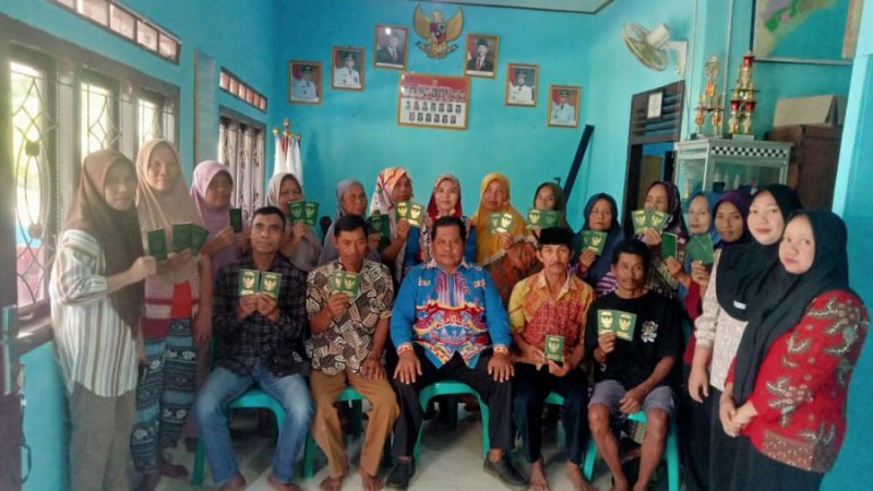 Masyarakat Pekon Tanjung Agung Terima Buku Nikah Hasil Sidang Isdbat