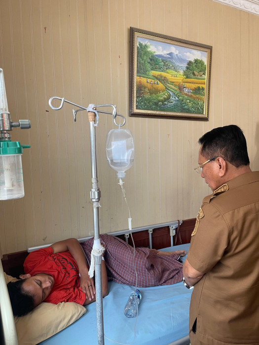 Peduli Korban Keracunan, Bupati Bistamam Jenguk Pasien di RSUD Dr Pratomo Bagan Siapiapi