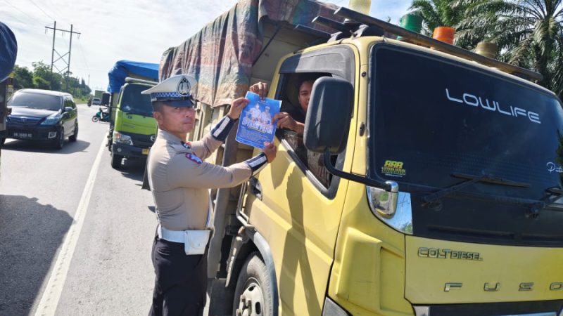 Ops Patuh LK 2025 Satlantas Polres Rohil Bagikan Brosur dan Stiker Keselamatan